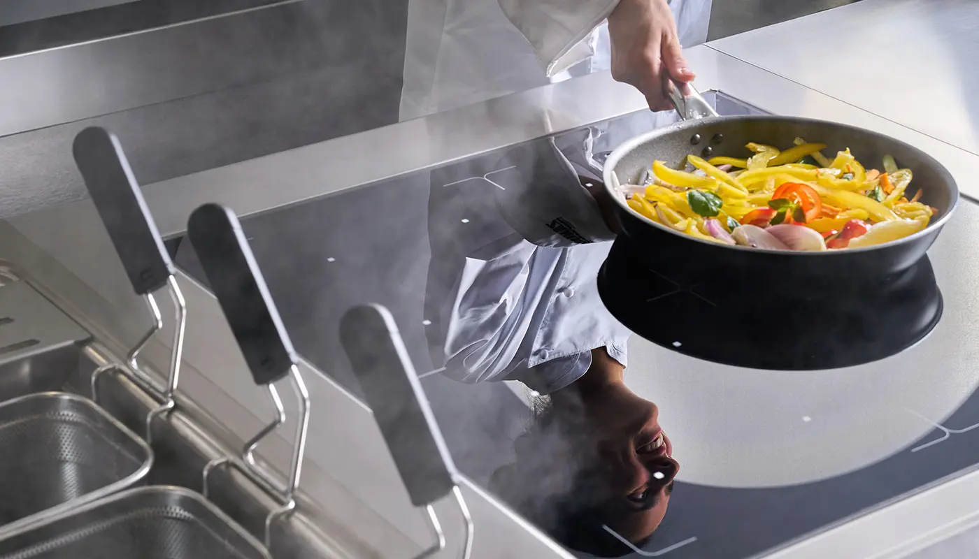 04-chef-cooking-induction-evopro-700e900-zanussi-1400x800
